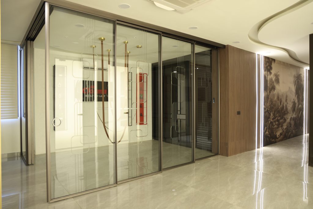 Closma Telescopic Sliding – 1 Fixed + 3 Sliding Doors